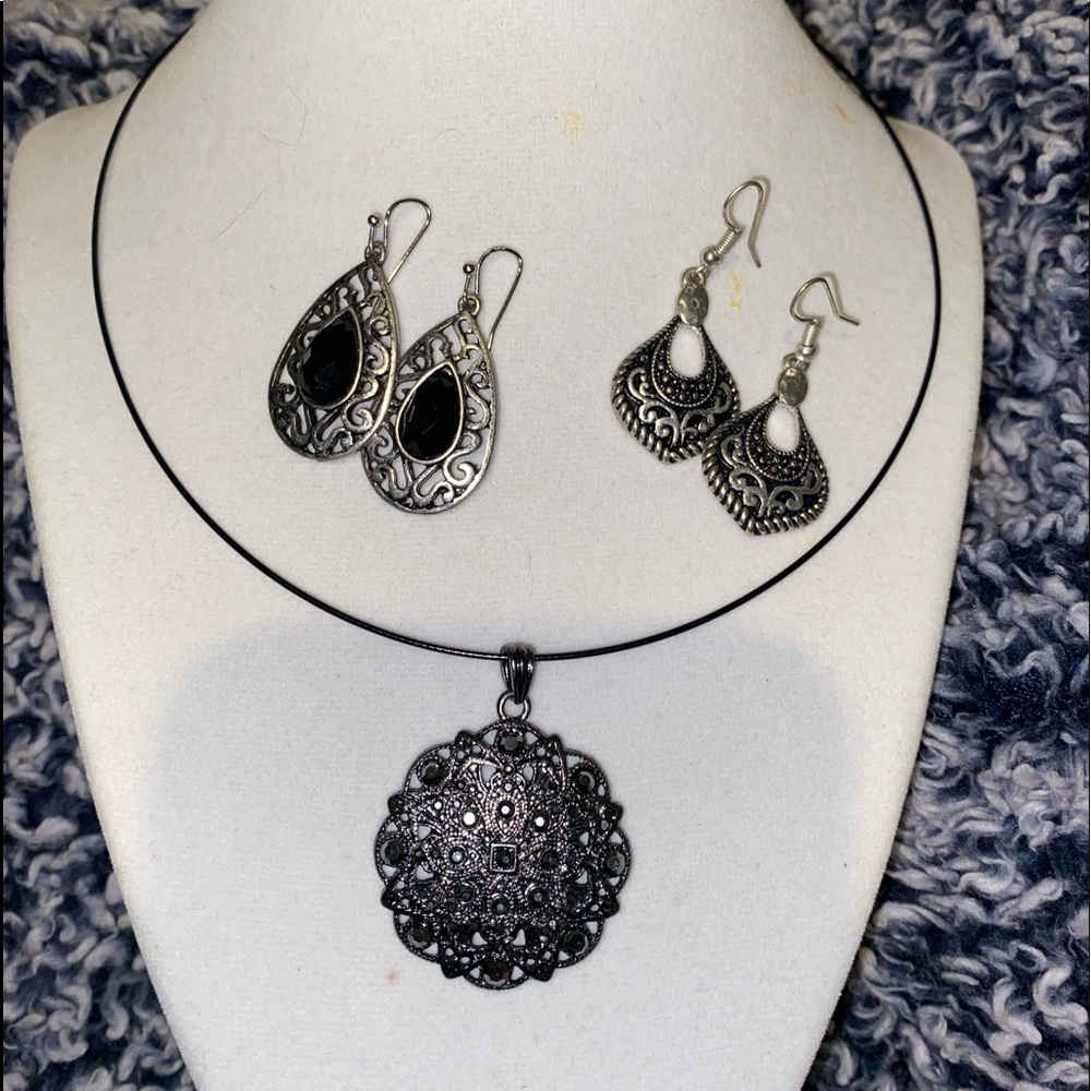 Choker necklace with earrings.